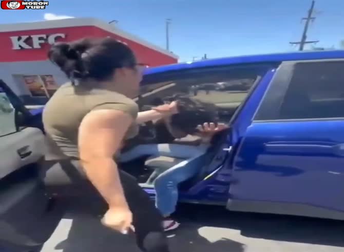 Video :When a woman is angry on the road, she brutally attacks a driver